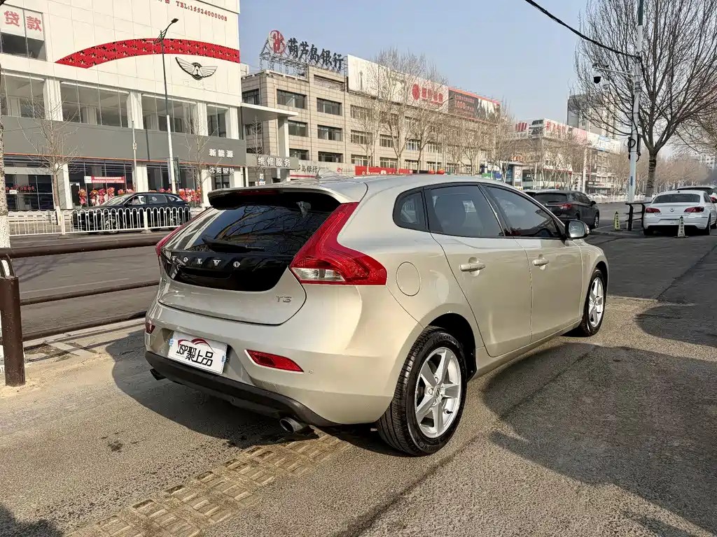 Volvo V40 2017 — фото 11