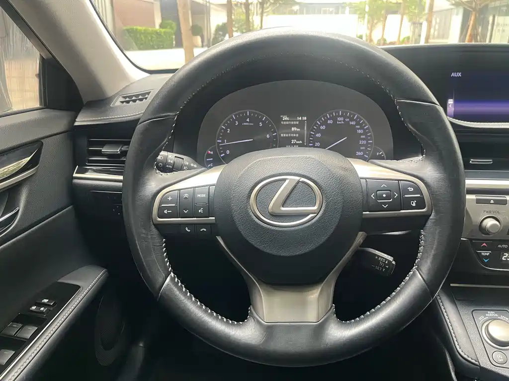 Lexus ES 2018 — фото 29