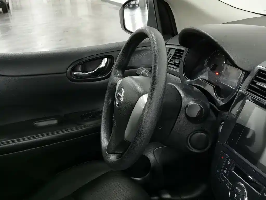 Nissan Tiida 2015 — фото 22