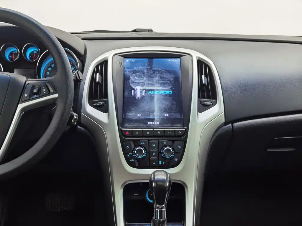 Buick Excelle 2013 — фото 12