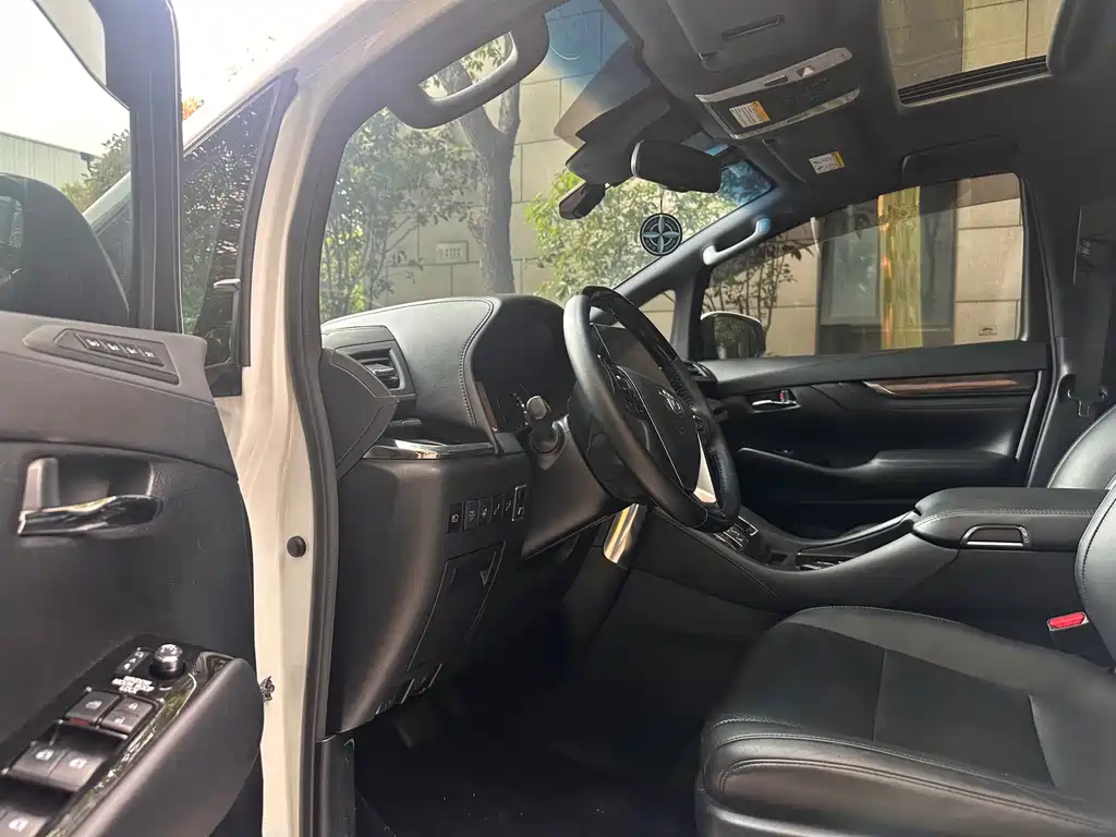 Toyota Alphard 2020 — фото 11