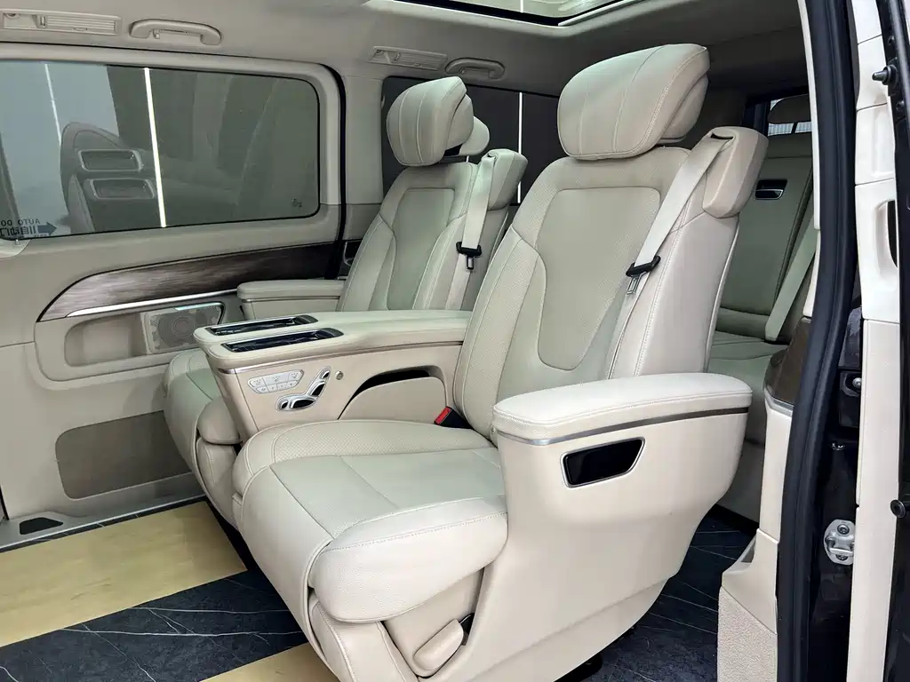 Mercedes-Benz V-Class 2023 — фото 28