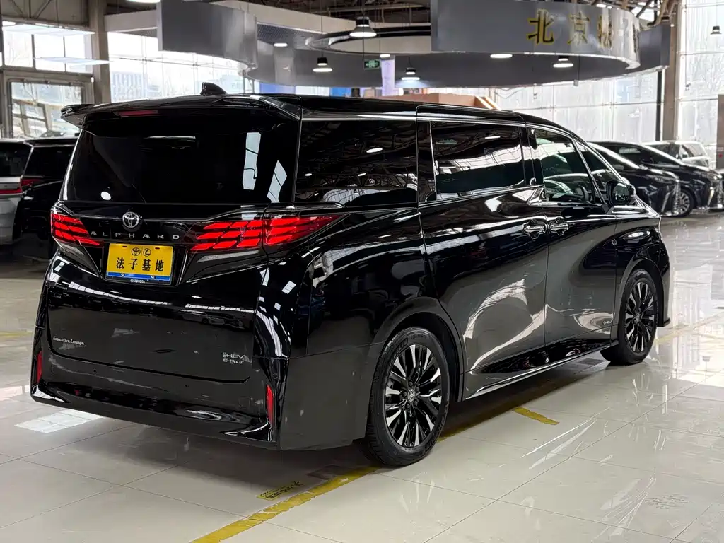 Toyota Alphard 2023 — фото 22
