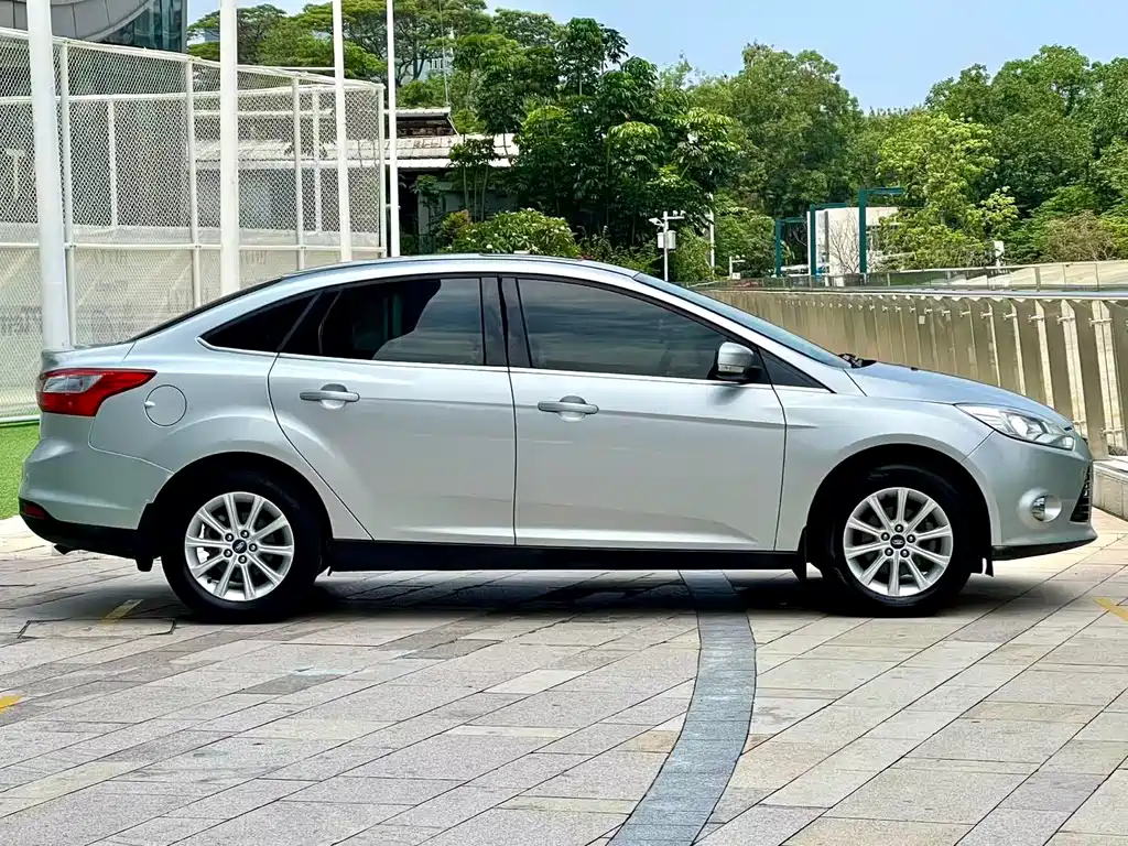 Ford Focus 2012 — фото 5