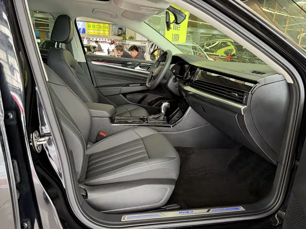Volkswagen Passat PHEV 2023 — фото 9
