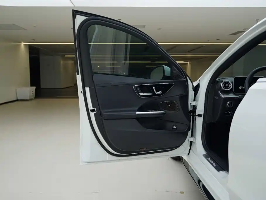 Mercedes-Benz C-Class 2024 — фото 17