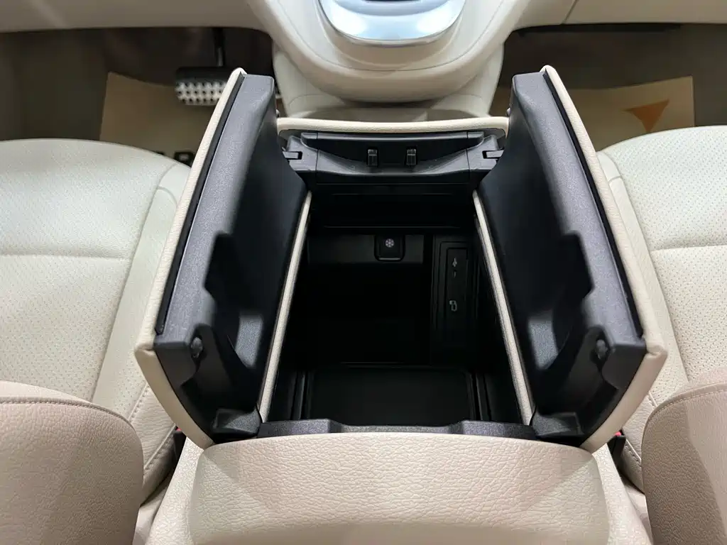 Mercedes-Benz V-Class 2023 — фото 29