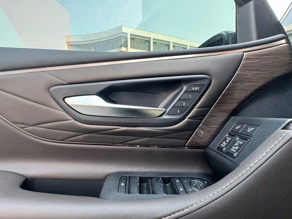 Toyota Alphard 2024 — фото 18