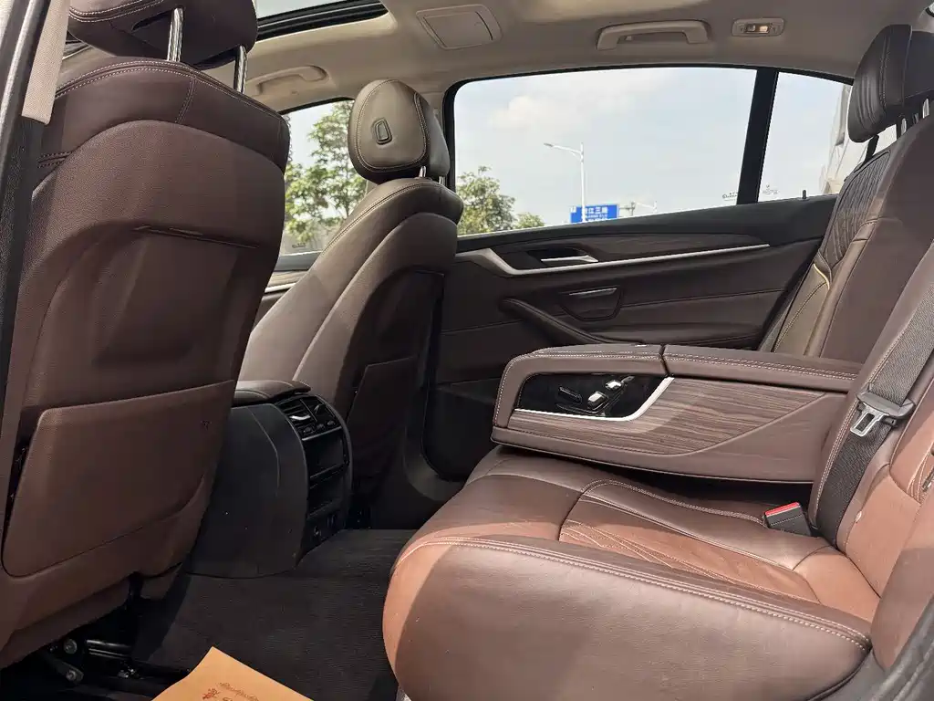 BMW 5 Series 2017 — фото 11
