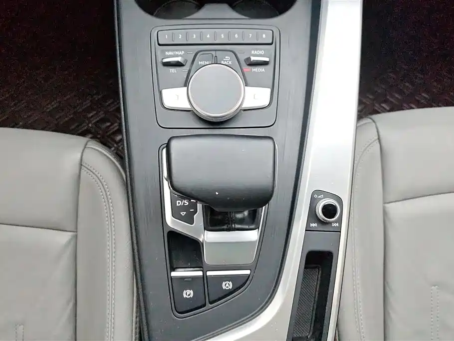 Audi A4L 2018 — фото 16