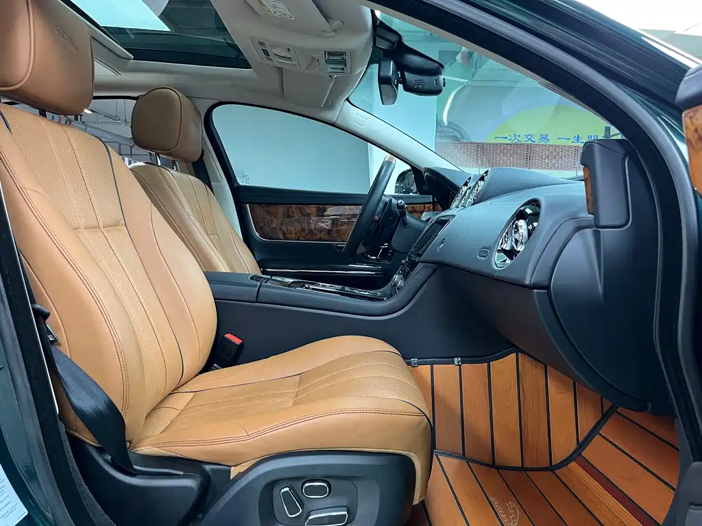 Jaguar XJ 2015 — фото 17