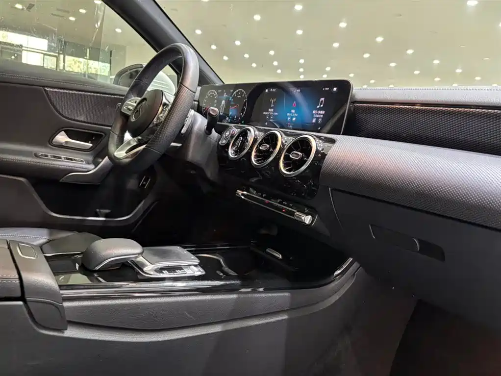 Mercedes-Benz A-Class 2019 — фото 3
