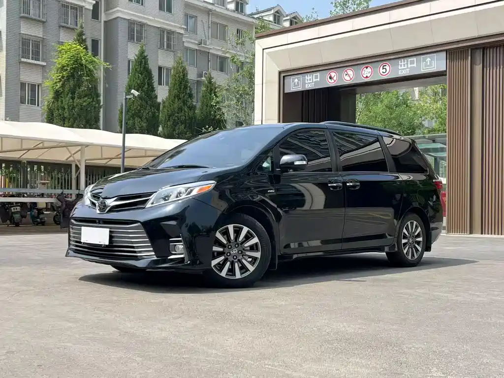 Toyota Sienna 2021 — фото 1