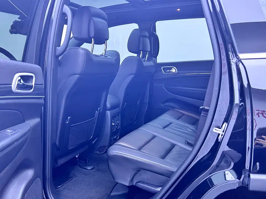 Jeep Grand Cherokee 2022 — фото 11