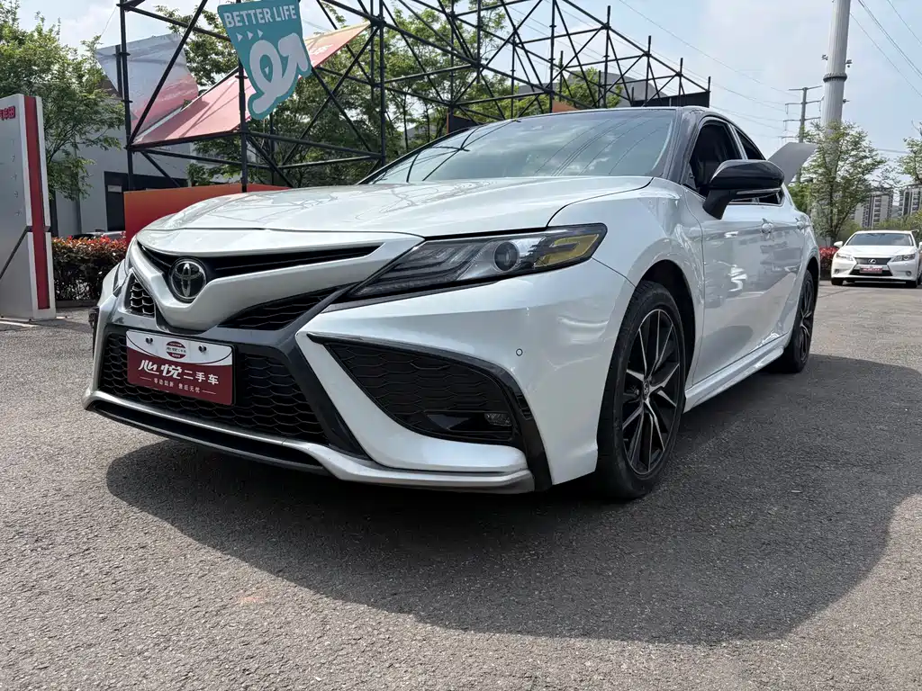 Toyota Camry 2021 — фото 1