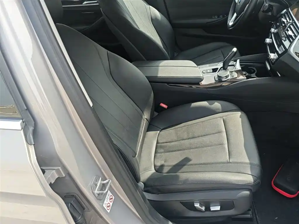 BMW 5 Series 2018 — фото 25