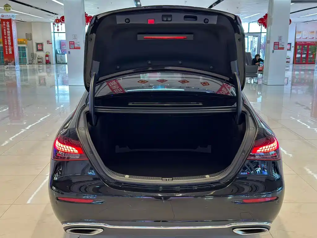 Mercedes-Benz E-Class 2023 — фото 12