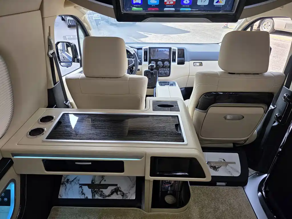 Toyota Hiace — фото 8