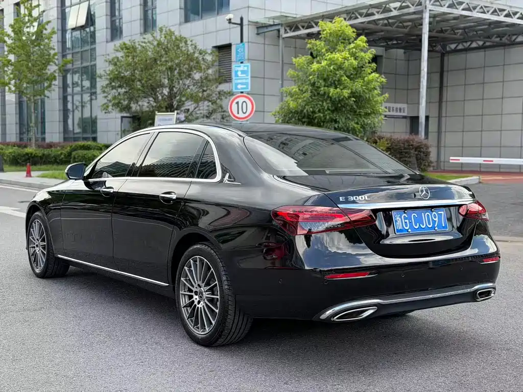 Mercedes-Benz E-Class 2022 — фото 13