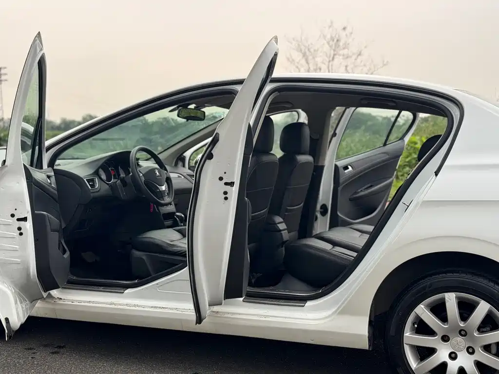 Peugeot 308 2015 — фото 24
