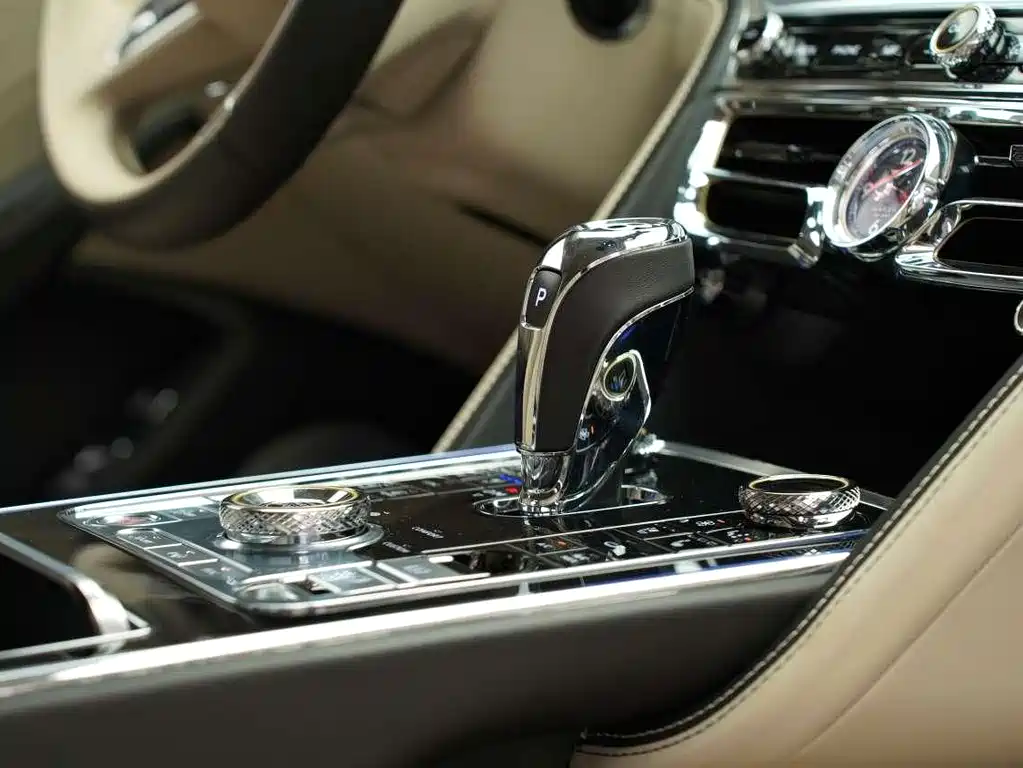 Bentley Flying Spur 2024 — фото 17