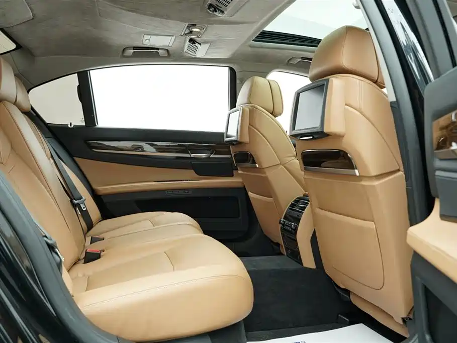 BMW 7 Series 2011 — фото 23