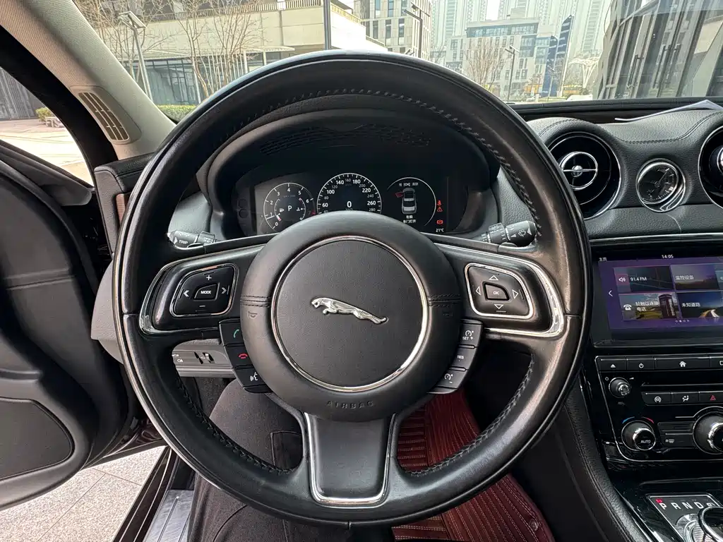 Jaguar XJ 2018 — фото 15