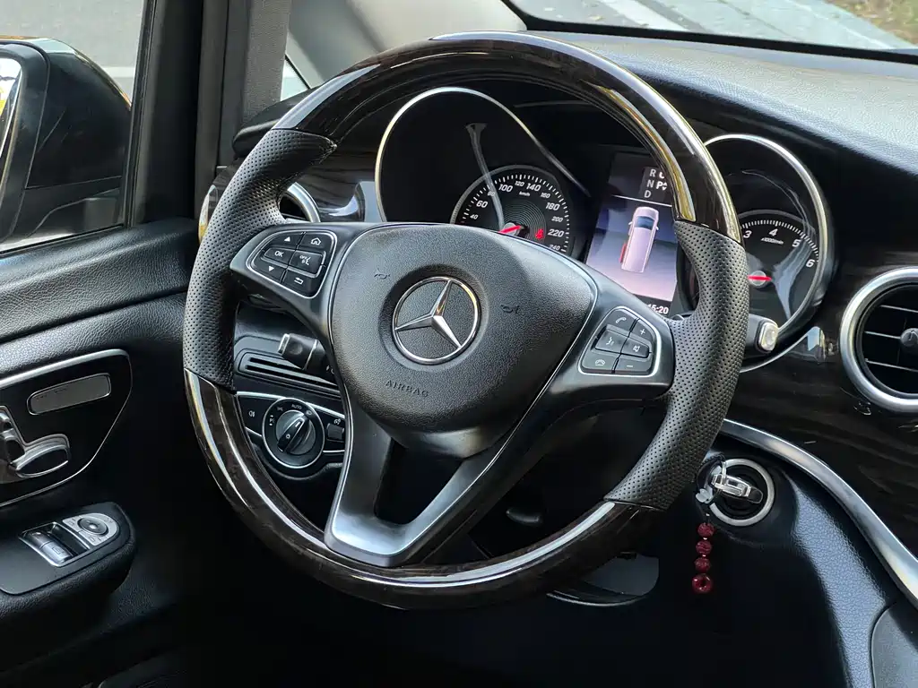 Mercedes-Benz V-Class 2019 — фото 12