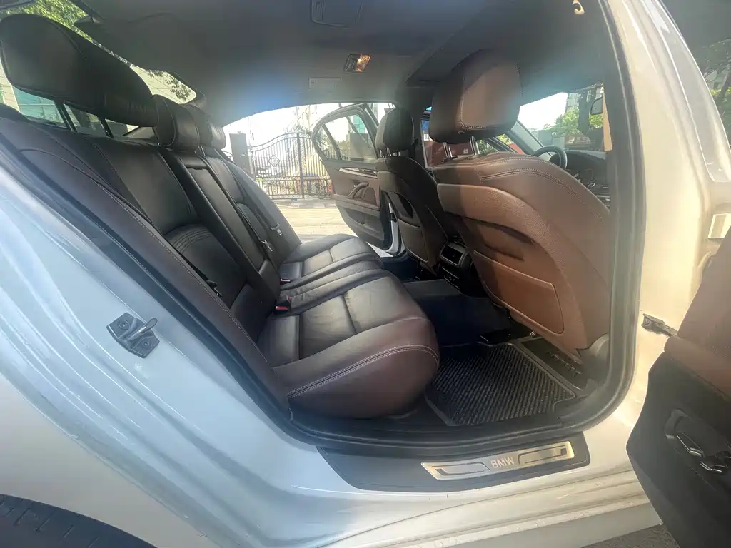 BMW 5 Series 2017 — фото 11