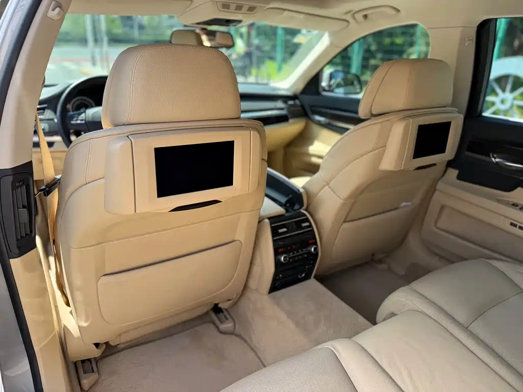 BMW 7 Series 2011 — фото 10