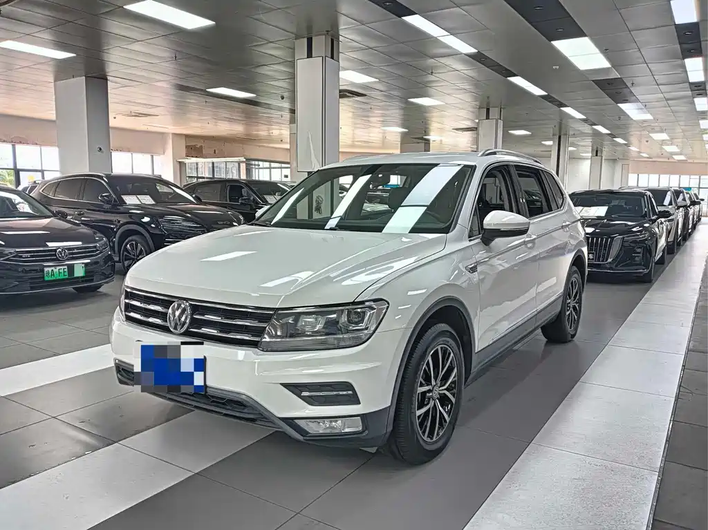 Volkswagen Tiguan L 2018 — фото 1