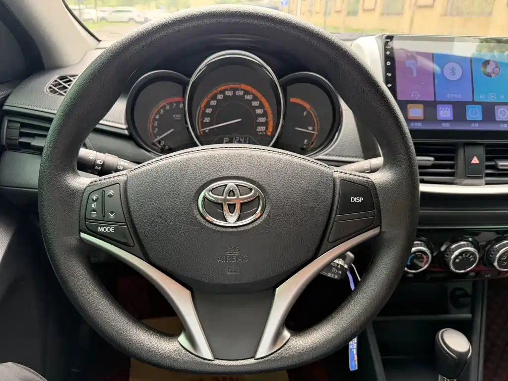 Toyota Yaris L 2022 — фото 13