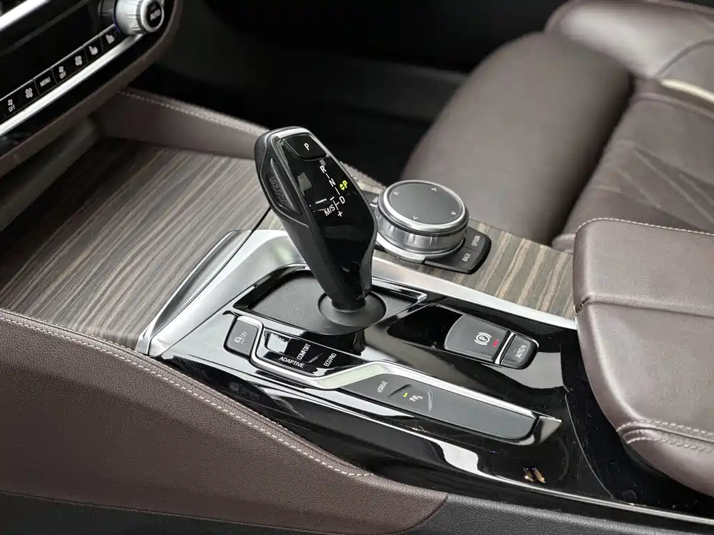 BMW 5 Series New Energy 2019 — фото 9