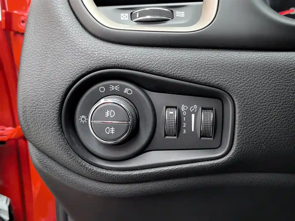 Jeep Renegade 2018 — фото 21