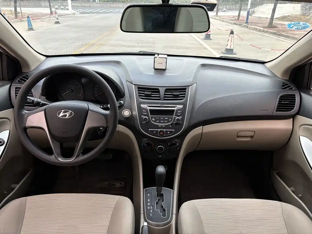 Hyundai Accent 2015 — фото 8