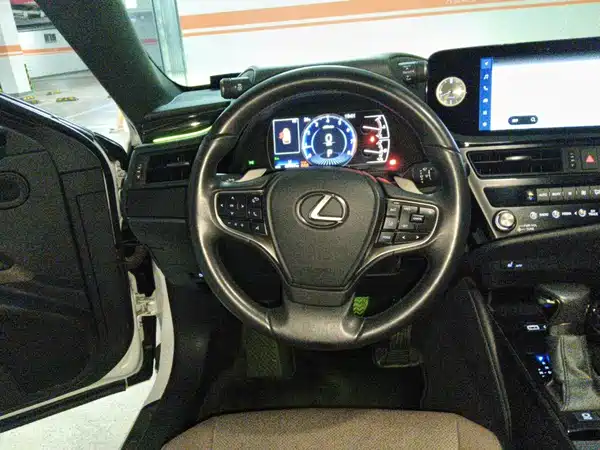 Lexus ES 2023