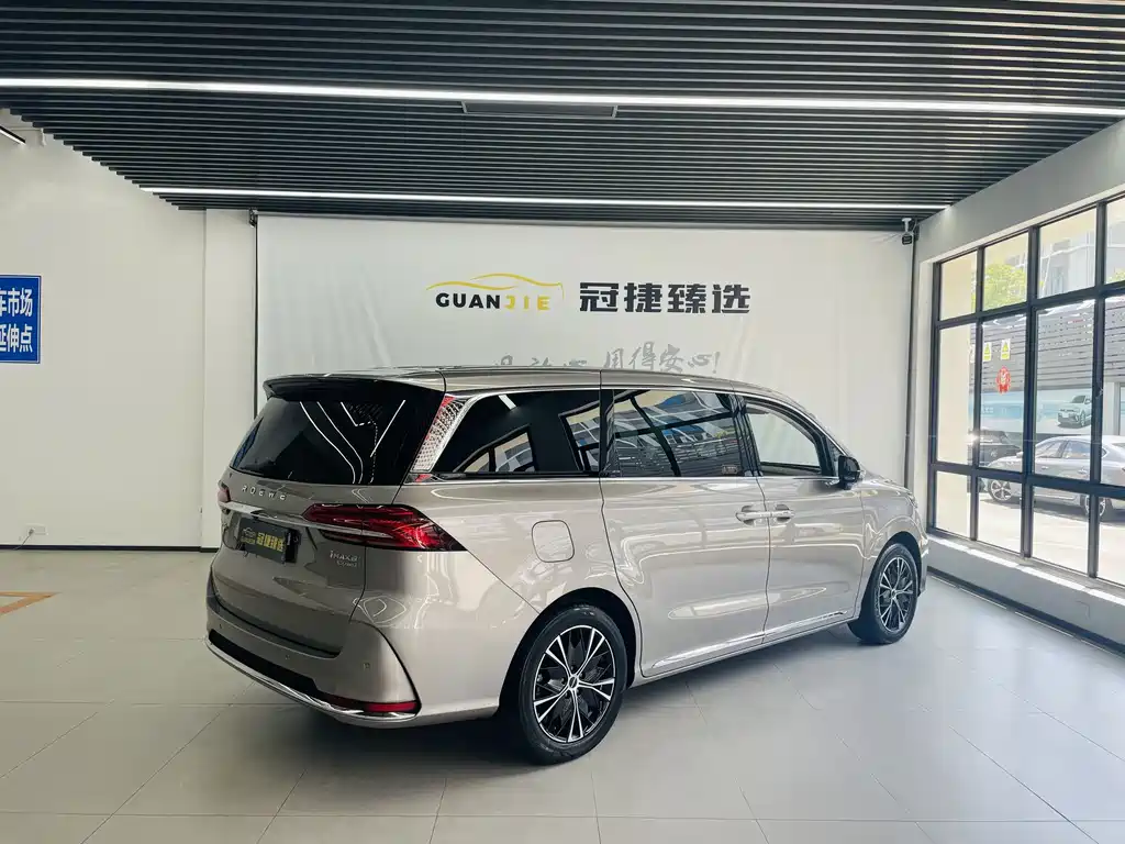 Roewe iMAX8 2025 — фото 18