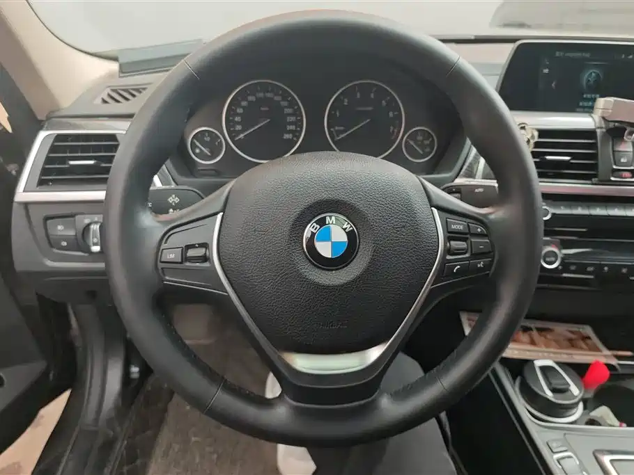 BMW 3 Series 2018 — фото 15