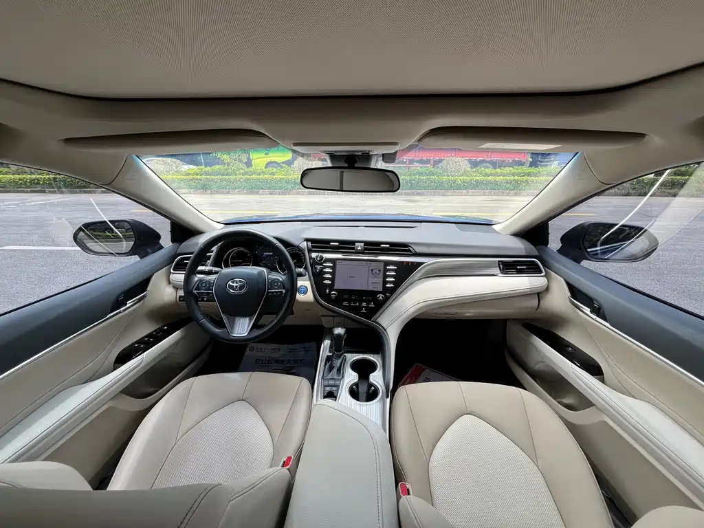 Toyota Camry 2018 — фото 17