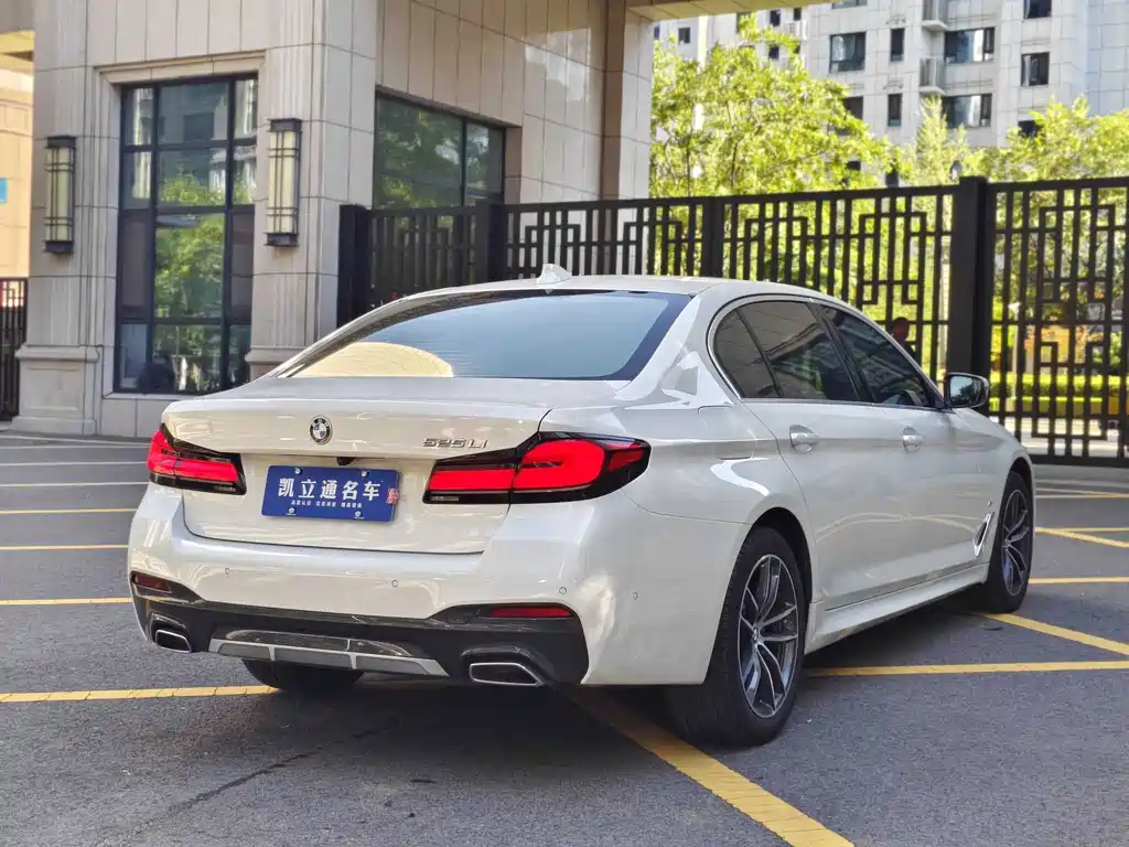 BMW 5 Series 2022 — фото 10