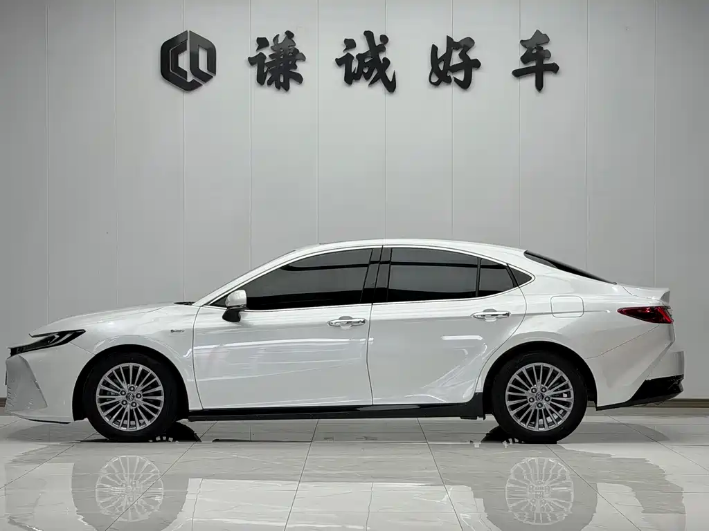 Toyota Camry 2025 — фото 4