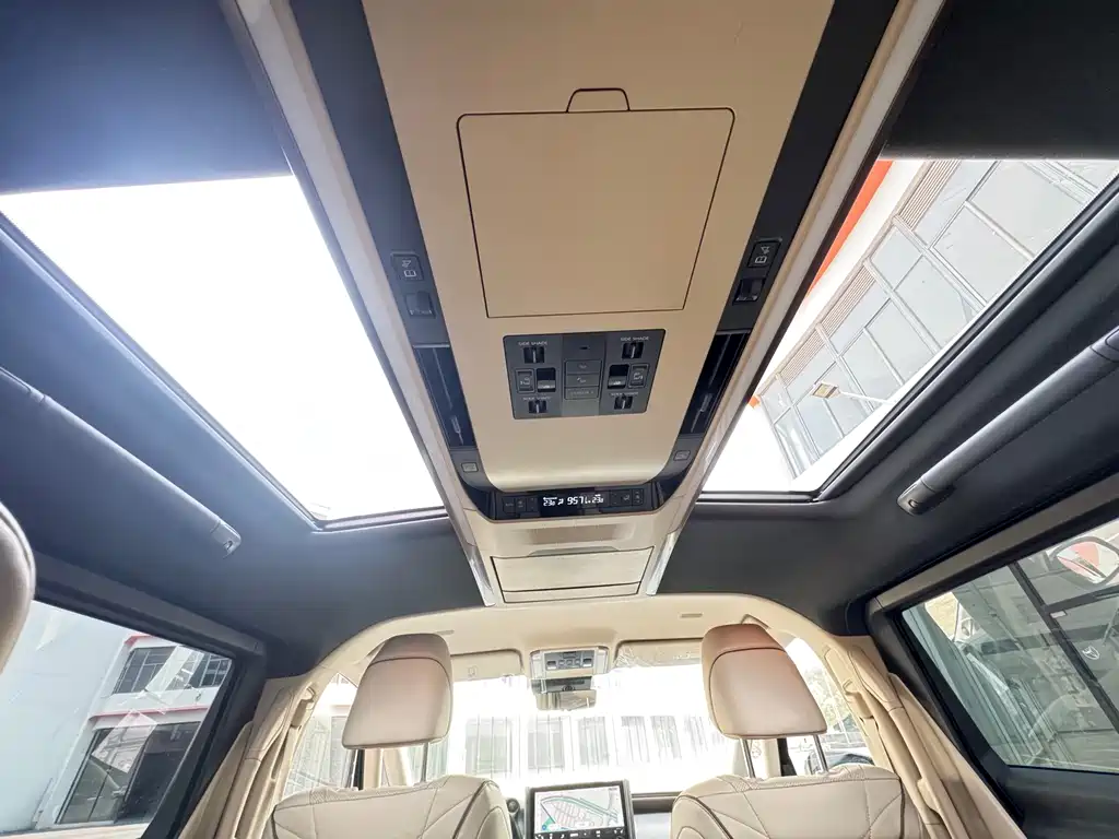 Toyota Alphard 2024 — фото 12