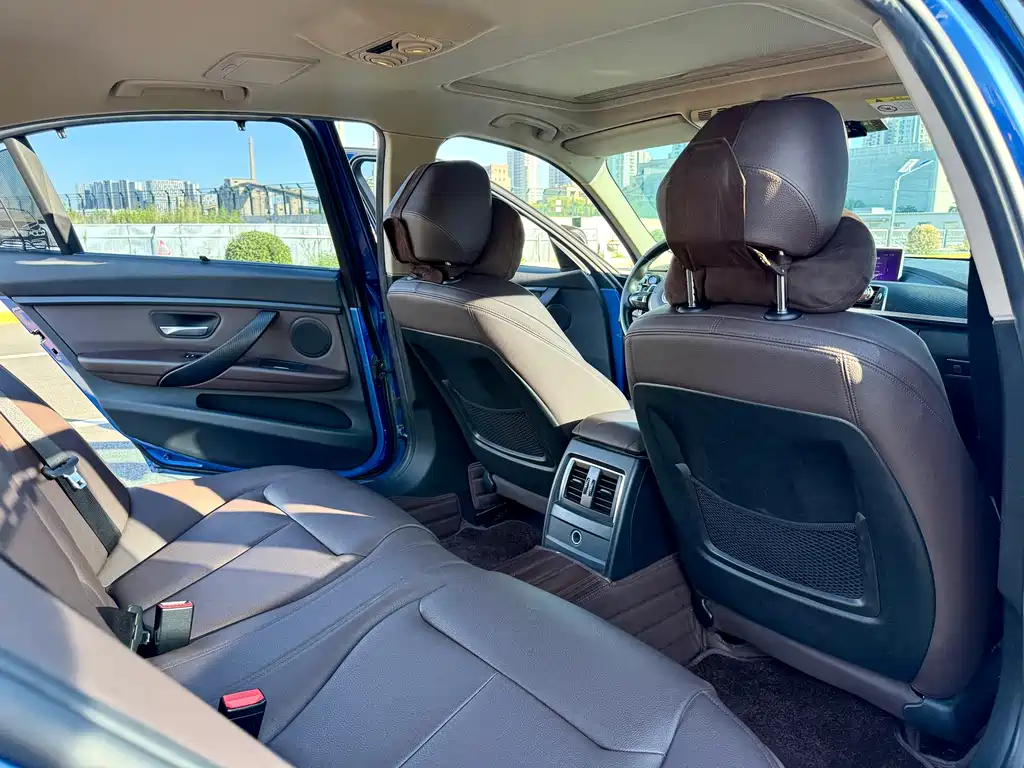 BMW 3 Series 2018 — фото 12