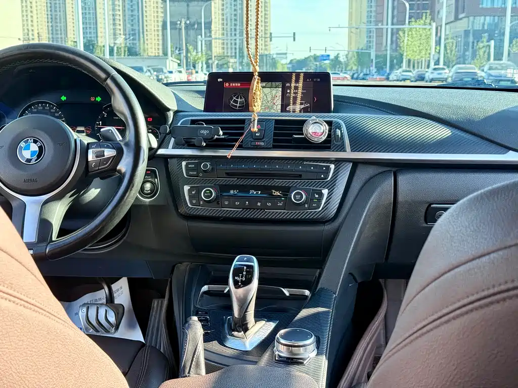 BMW 3 Series 2018 — фото 16
