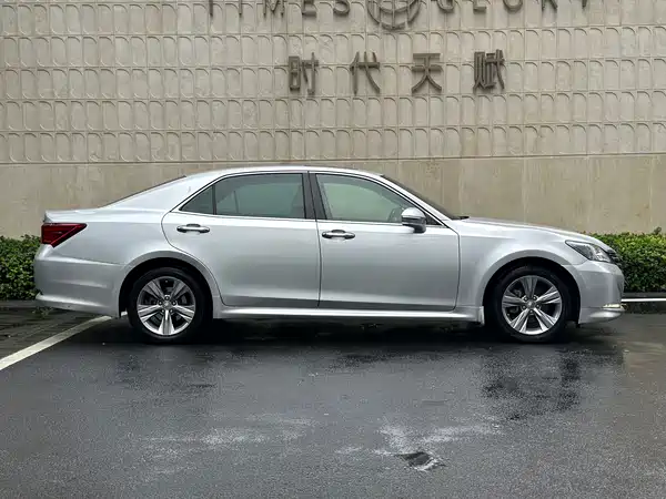 Toyota Crown 2015