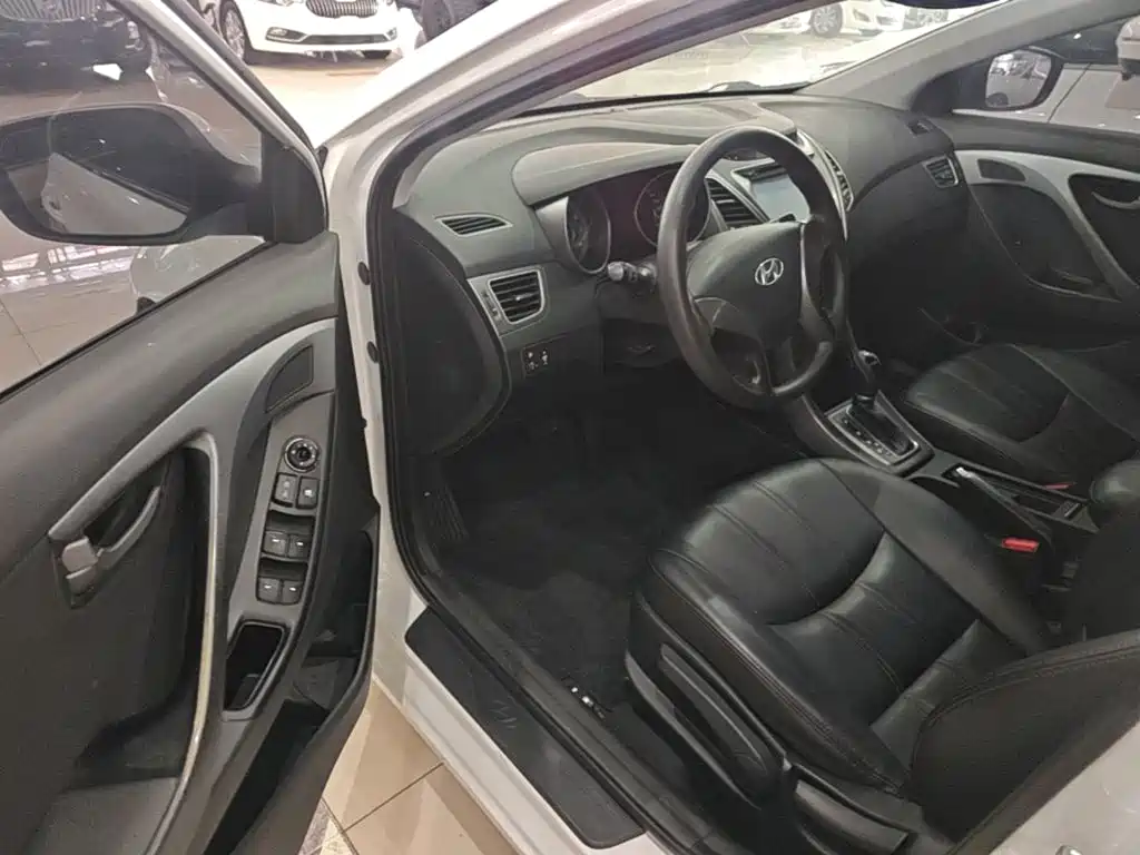 Hyundai Elantra 2016 — фото 16