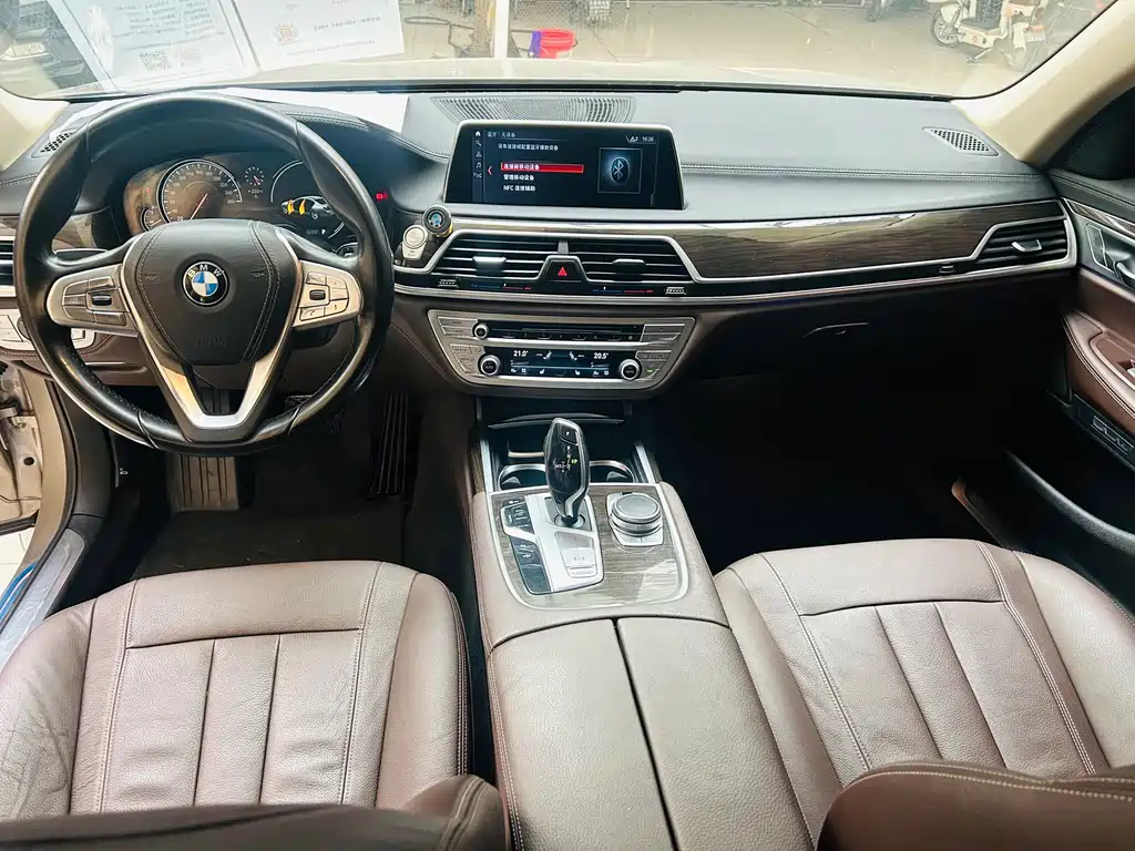BMW 7 Series 2017 — фото 11