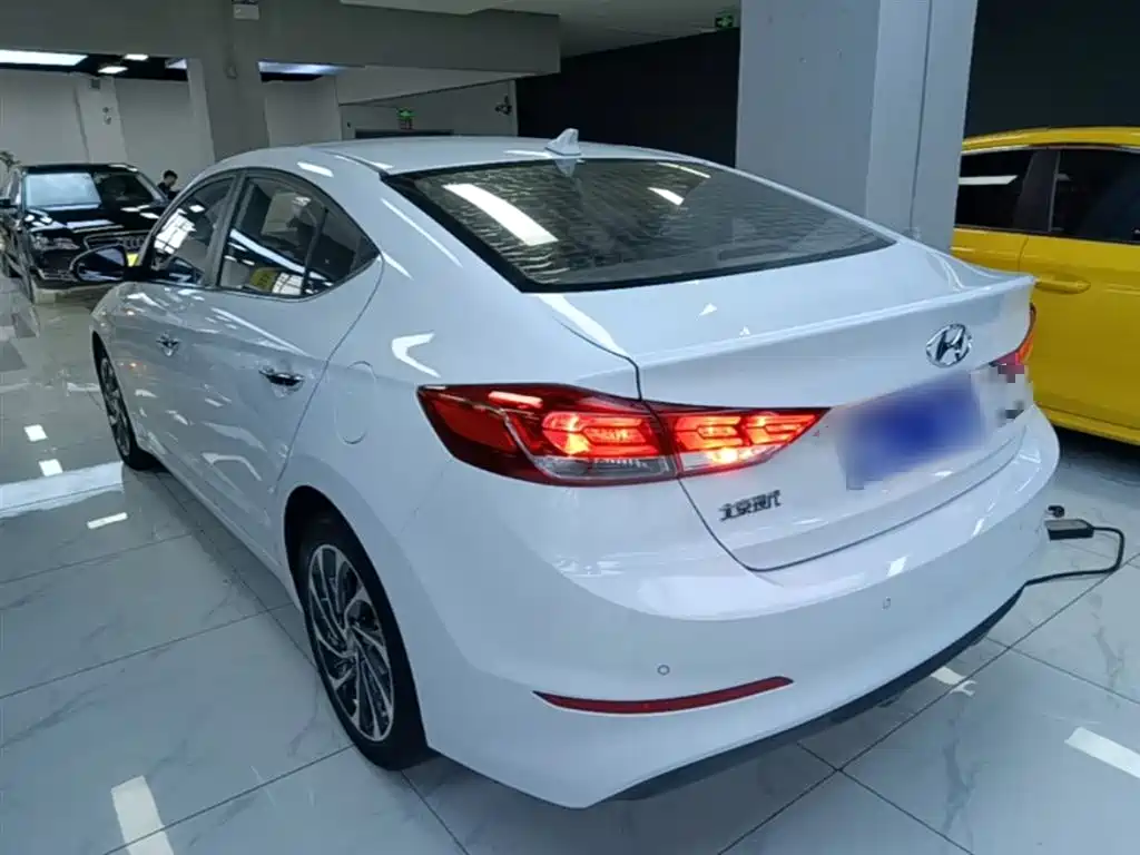 Hyundai Elantra 2019 — фото 5