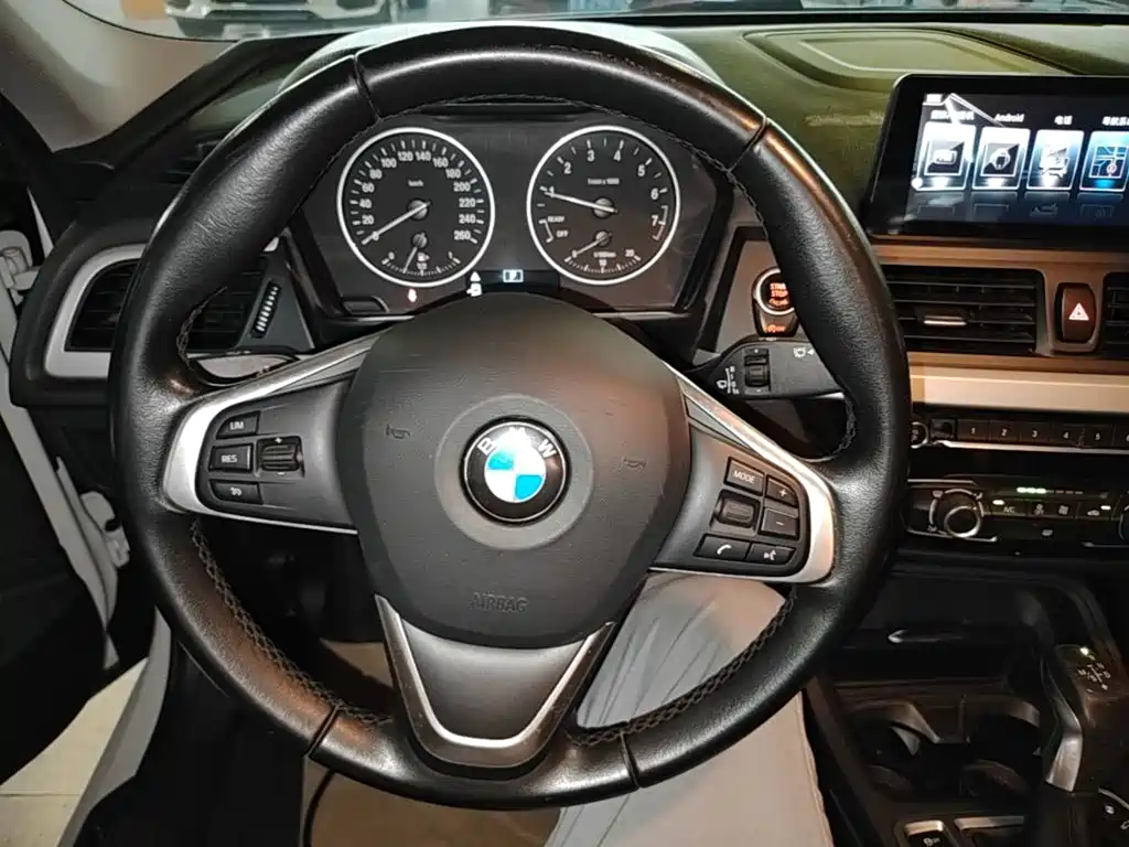 BMW 1 Series 2017 — фото 11