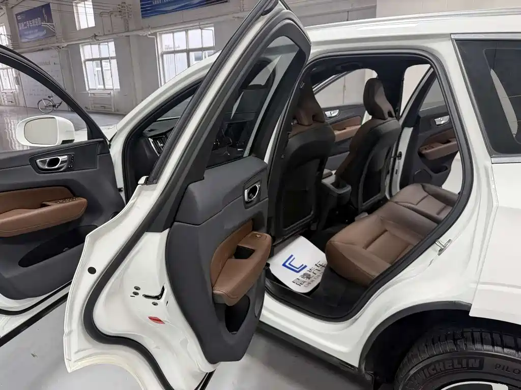 Volvo XC60 2022 — фото 12